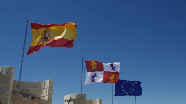 Banderas tejiendo en la torre del castillo — Vídeos de Stock