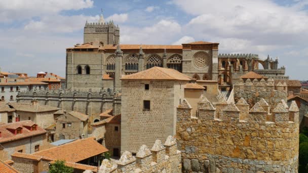 Avila kathedraal van beroemde stadsmuren — Stockvideo