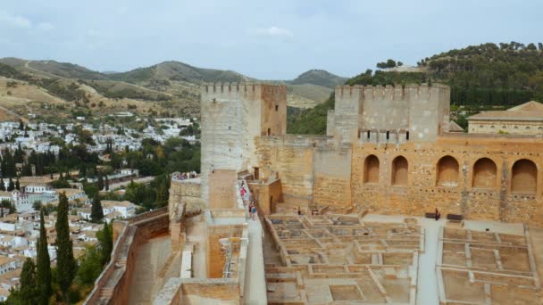 Touristes dans les Jardins du Generalife en Alhambra — Video