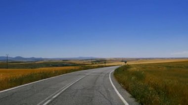 bir ülke yolda araba sürmek