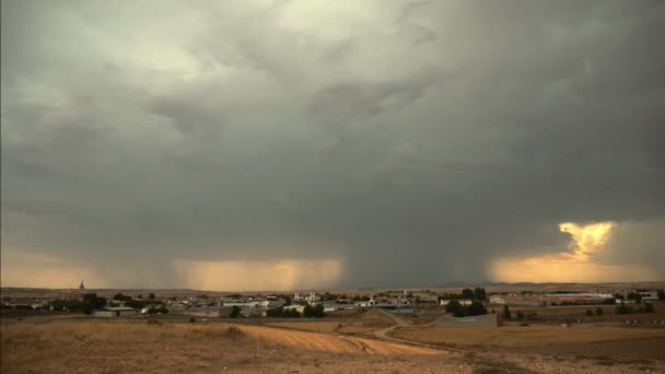 Mooie massieve storm over landelijke landschap — Stockvideo