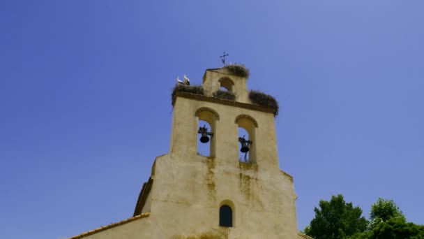 Pequeña iglesia hermosa en la España rural — Vídeos de Stock