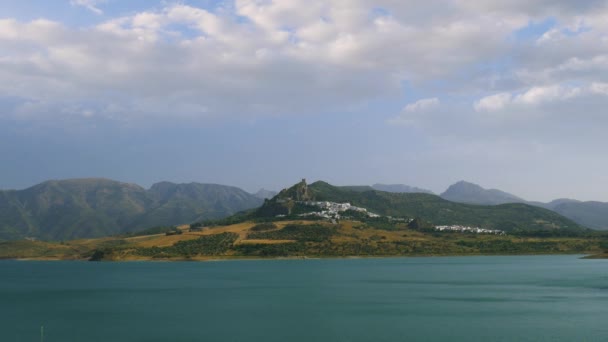 Lake yakınındaki küçük Ortaçağ kenti — Stok video