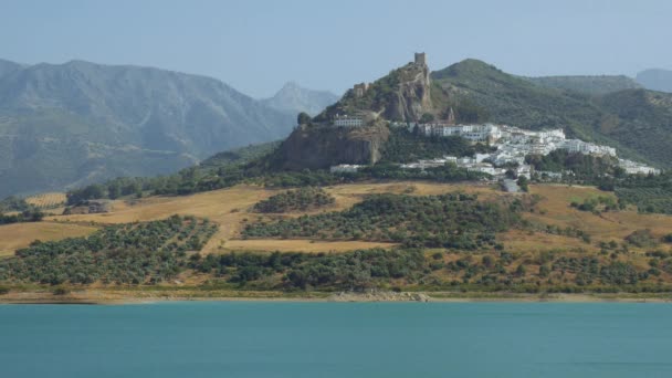 Antiguo castillo cerca del lago — Vídeo de stock