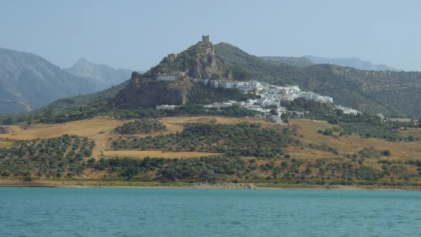 Velho castelo perto do lago — Vídeo de Stock