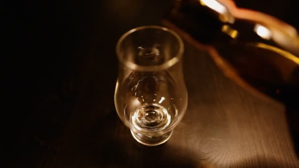 Налить стакан виски из бутылки — стоковое видео