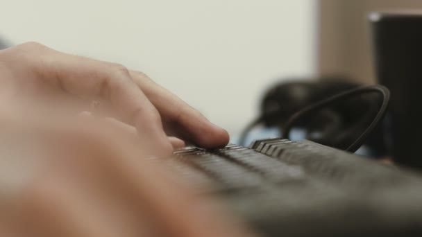 Bir bilgisayarla çalışmak — Stok video
