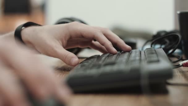 Timelapse de travailler avec un ordinateur 