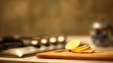 el dilimlenmiş limon alarak