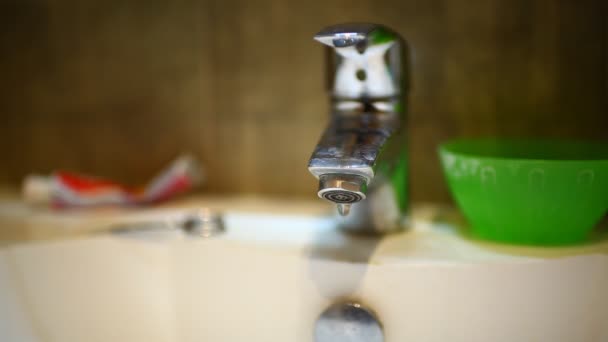 Rubinetto rubinetto sgocciolamento risparmiare acqua — Video Stock