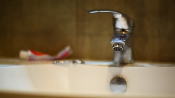 Rubinetto rubinetto sgocciolamento risparmiare acqua — Video Stock