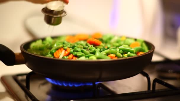 Frosted groenten op natuurlijk blauw gas — Stockvideo
