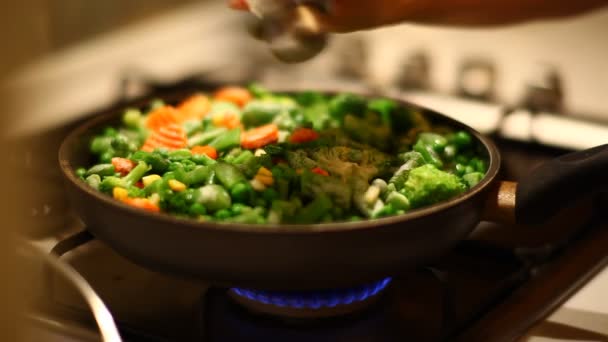 Mujer mezclando verduras esmeriladas — Vídeos de Stock