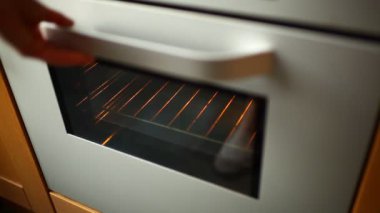 fırına kabak pasta yerleştirme