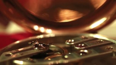 Eski altın saat mekanizması