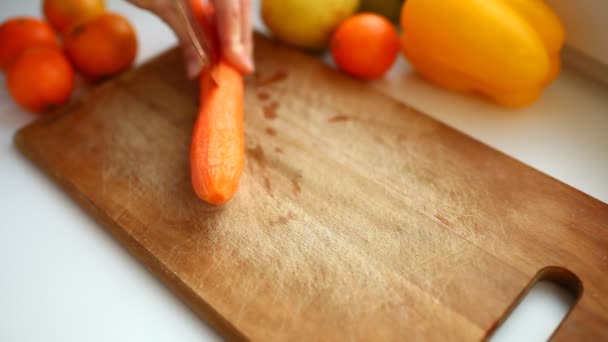 Chef picando una zanahoria — Vídeos de Stock