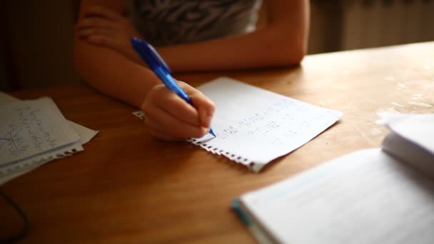 Дівчина вивчає математику вдома — стокове відео