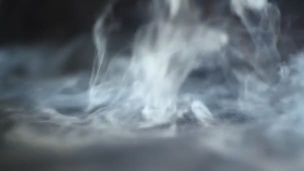 fumée en mouvement rapide sur noir 