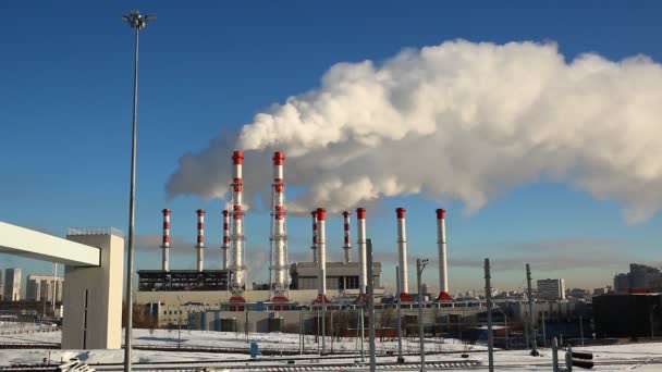 Fábrica contaminante al amanecer — Vídeos de Stock