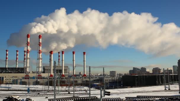 Znečišťující továrny za svítání — Stock video