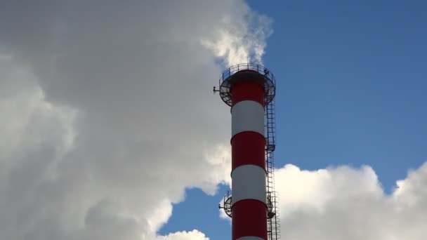 Umweltverschmutzende Fabrik im Morgengrauen — Stockvideo