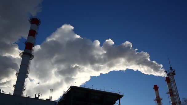 Umweltverschmutzende Fabrik im Morgengrauen — Stockvideo