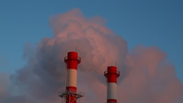 Fábrica contaminante al amanecer — Vídeos de Stock