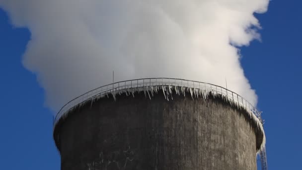 Kraftwerksschornstein mit Eiszapfen — Stockvideo