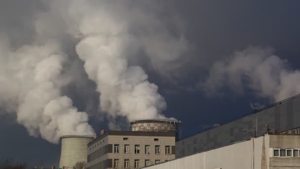 Humo que sube de la central eléctrica de carbón — Vídeos de Stock