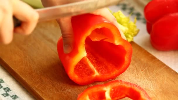 Mujer rebanando dulce pimiento rojo — Vídeos de Stock