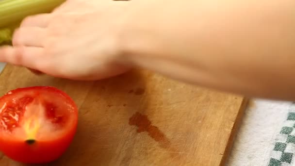Γυναίκα τα χέρια σε φέτες ντομάτα κόκκινο — Αρχείο Βίντεο