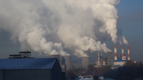 Humo que sube de la central eléctrica de carbón — Vídeos de Stock