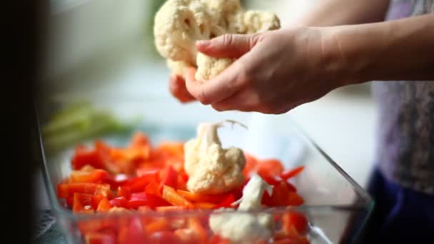 Frischer Blumenkohl wird gehackt — Stockvideo