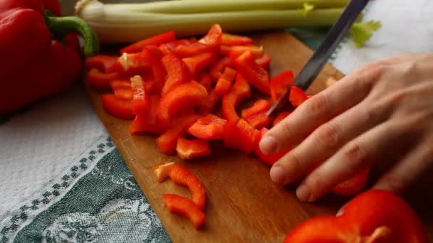 Handen snijden zoete rode paprika — Stockvideo