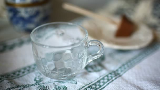 Verter la leche del frasco en el vaso — Vídeo de stock