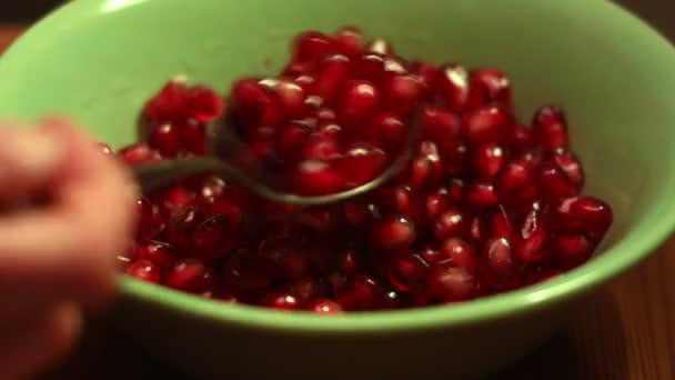 Comer fruta de romã — Vídeo de Stock