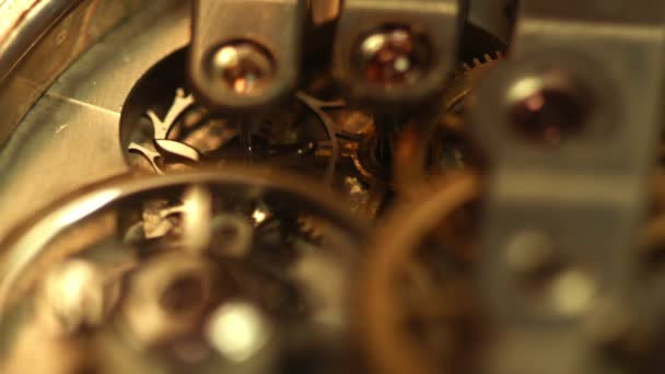 Mecanismo antiguo reloj dorado — Vídeos de Stock