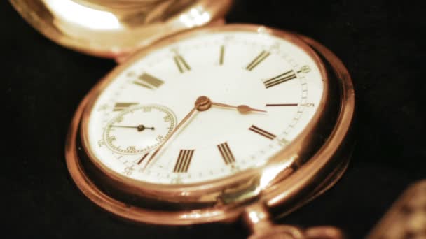 Golden vintage antieke horloges — Stockvideo