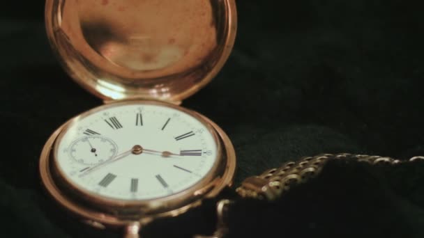 Relojes antiguos vintage de oro — Vídeo de stock