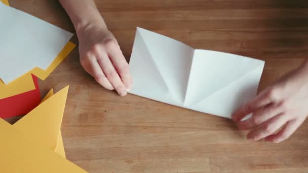 Hände basteln Origami-Schiff — Stockvideo