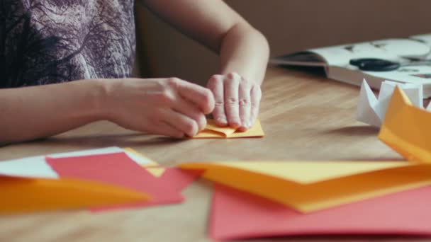 Manos haciendo grúa de origami — Vídeo de stock