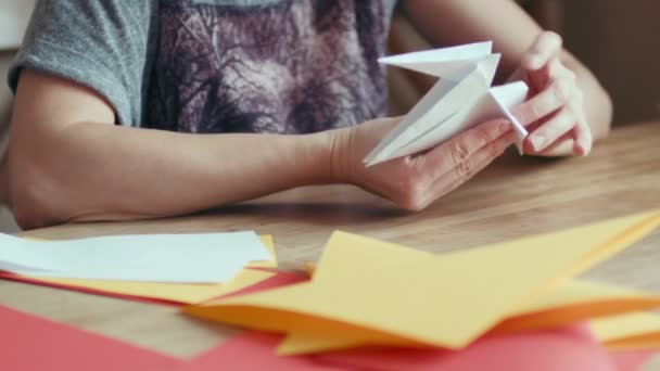 Manos haciendo grúa de origami — Vídeos de Stock