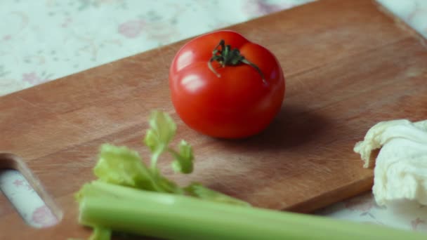 Femme mains tranchant tomate rouge — Video