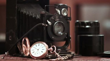 fotoğraf kamerası ile altın vintage antika saatler