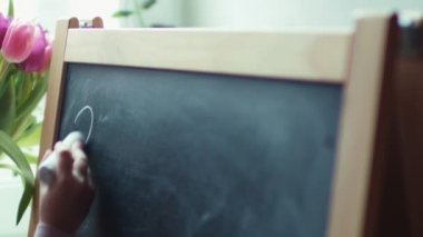 Kara tahta üzerinde basit matematik pratik kız