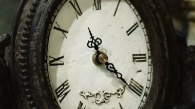 Antika saat süslemeleri ile hızlandırılmış