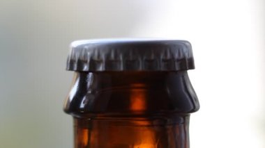 Bira şişesi uncapping
