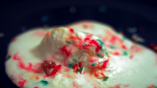 アイスクリームを溶かすクローズアップ — ストック動画