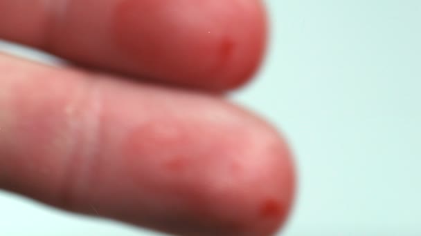 Een bloedige vingerafdruk verlaten op een oppervlak — Stockvideo