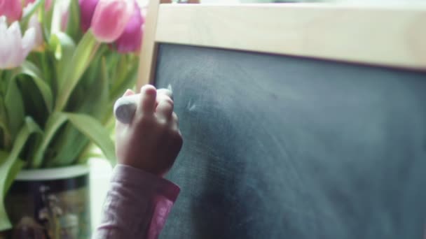 Menina praticando matemática simples no quadro — Vídeo de Stock